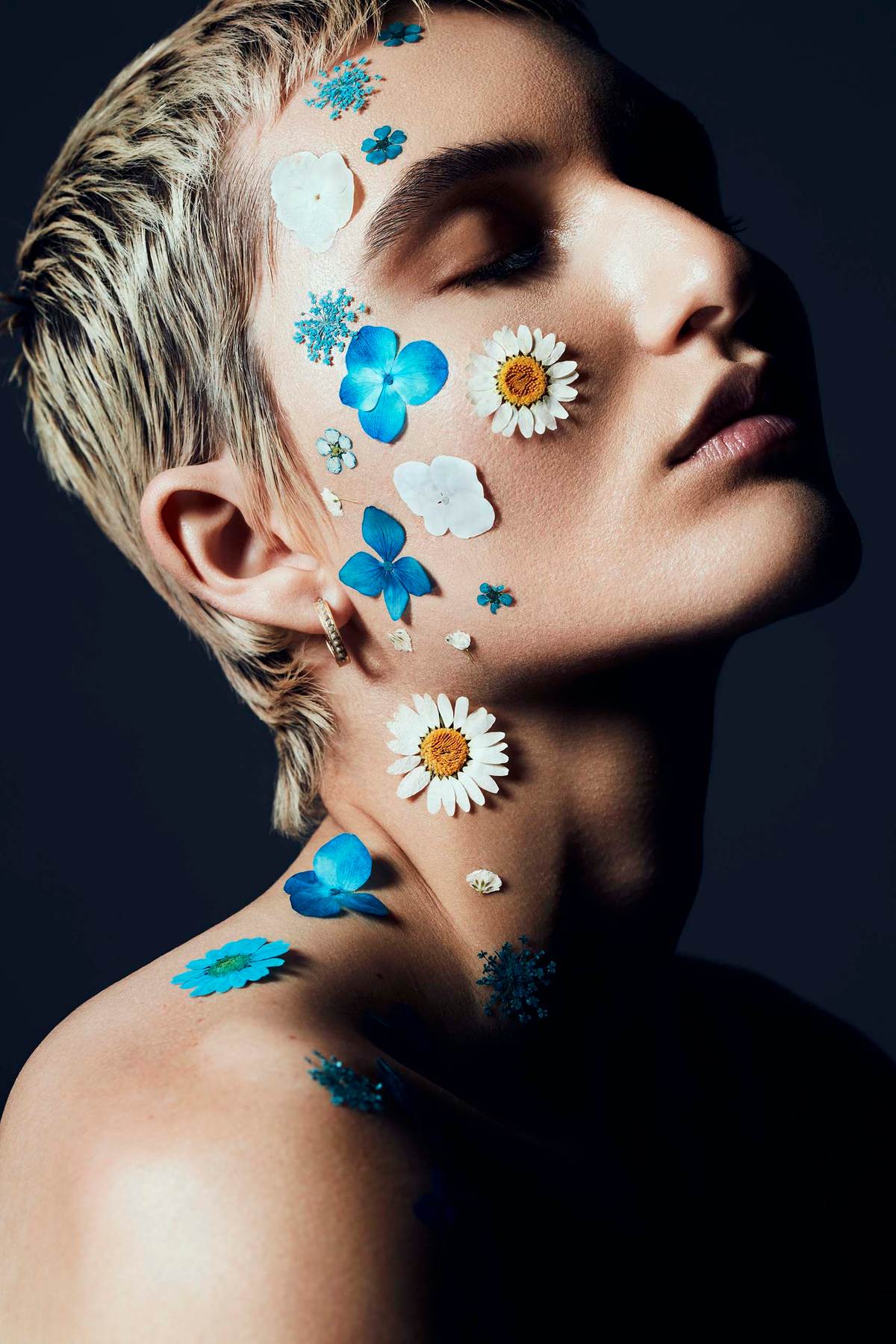 flower_power_female_portrait_LGBTQ_SKIN_CARE_charming_brunette_glowing_skin_hydration_youth_anti_aging_editorial_beauty_dorit_thies_los_angeles_phototraphy.jpg