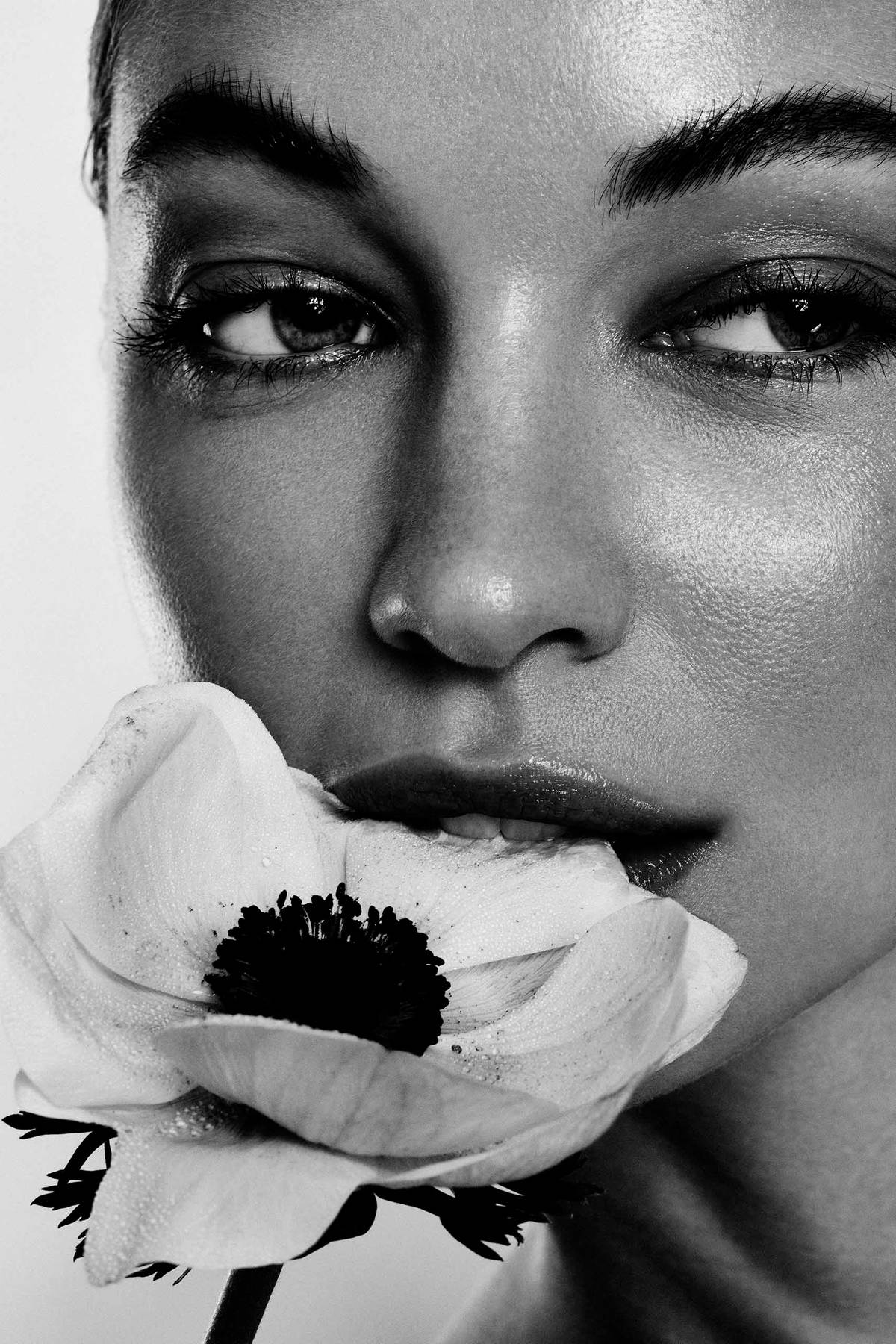 FLOWER_face_black_and_white_eating_eyebrows_sexy_beauty_photography_losAngeles__DoritThies_1013 copy 2.jpg