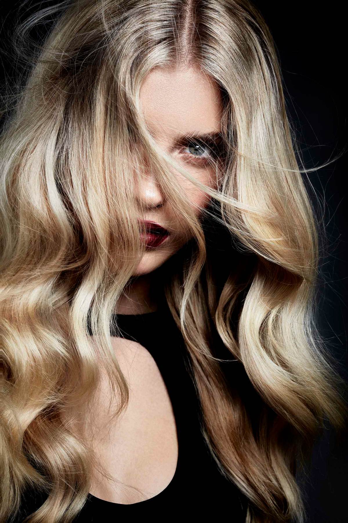 TREND_IN_face_hair_beauty_blond_movement_shoulderlength_wavy_soft_red_lips_female_losAngeles_photographer_Dorit_Thies.jpg