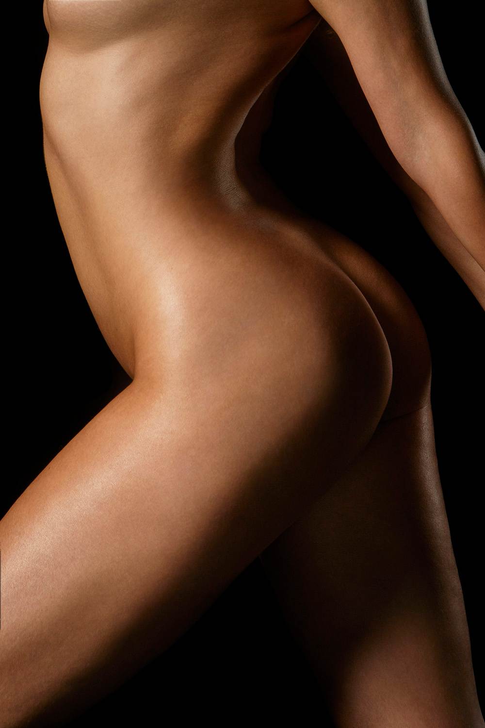 nude_strong_female_body_skin_healthy_bronze_dark_backround_dorit_thies_photography_los_angeles.jpg