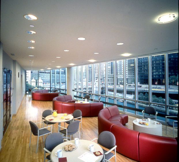 Photo: Hedrich Blessing University of Chicago, Graduate School of BusinessBreak Lounge oriented towards Chicago River