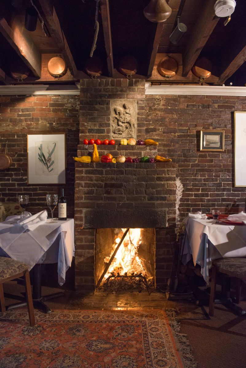 1interior_the_hungry_i_dsc_9330___2015_derek_kouyoumjian