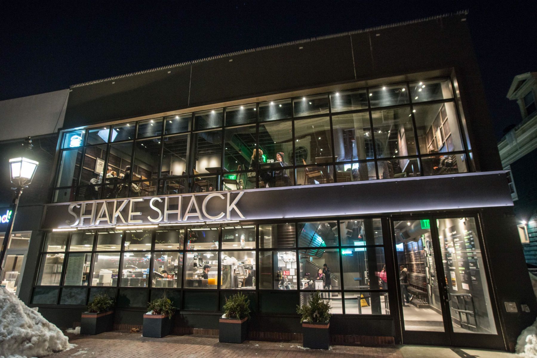 1interior_shake_shack_dsc_0933___2015_derek_kouyoumjian