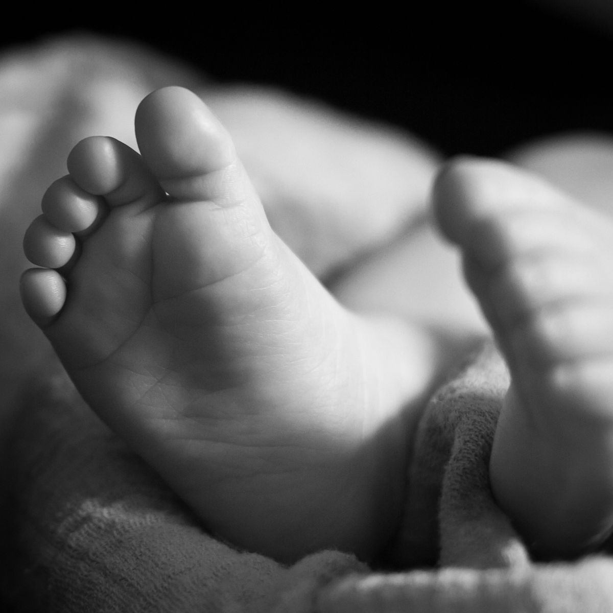 Tucson newborn baby feet photography