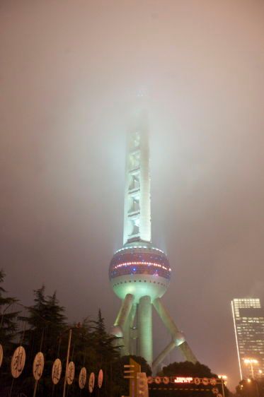 1Oriental_Pearl_TV_Tower_hidden_by_fog_2