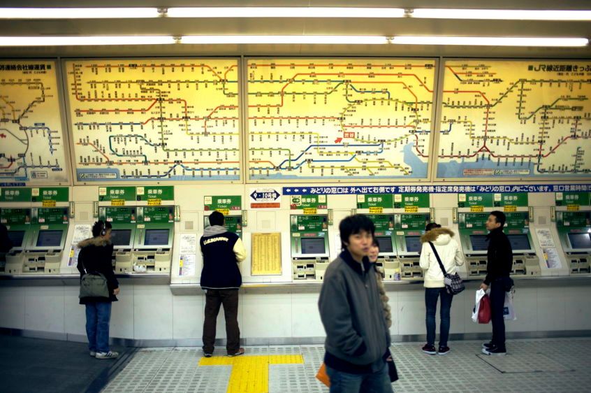 1Shinjuku_Metro_on_the_JR