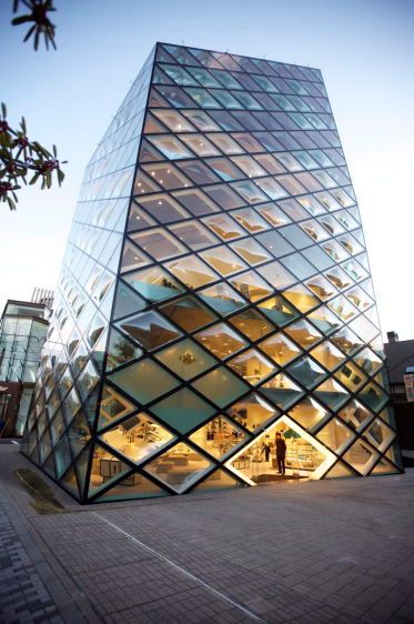 1Beautiful_Prada_store_in_Tokyo