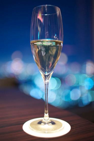 1Champagne_on_the_top_floor_of_the_Park_Hyatt