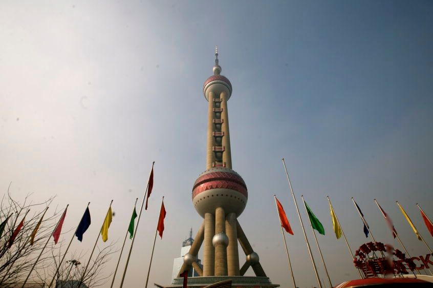 1Oriental_Pearl_TV_Tower_and_flags_2