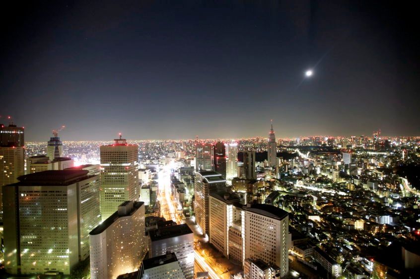 1Nighttime_view_from_the_hotel_room