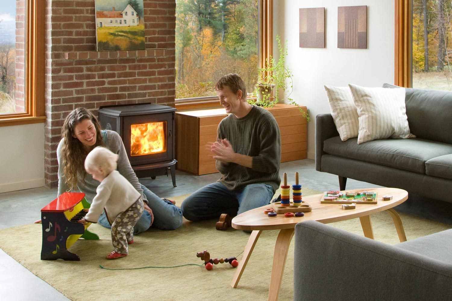 1globe_anderson_nh_livingroom_with_family