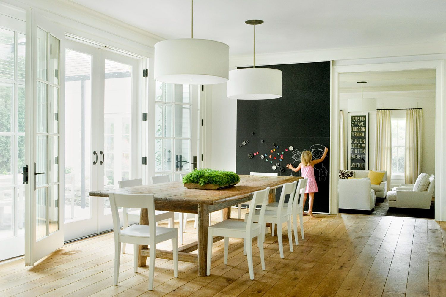 1design_ne_lane_diningroom_kids_play_area_with_girl