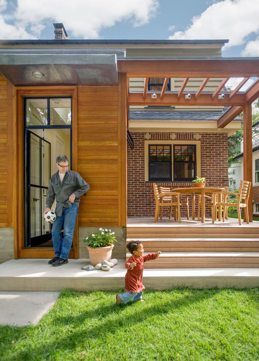 1bosmag_stern_jp_entryway_10_07_exterior_with_family_3