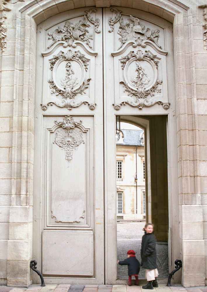 1door__11_large_ornate_door_with_two_children