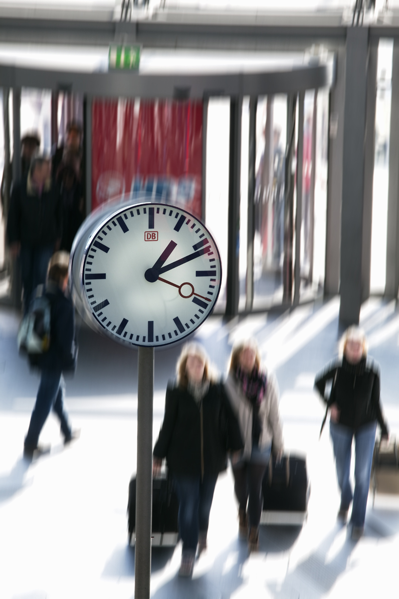 Germany,Berlin, Berlin Central Station, Lehrter Bahnhof, commuters and clock. Alamy #BY5GMM Berlin Central Station, Lehrter Bahnhof, commuters and clock