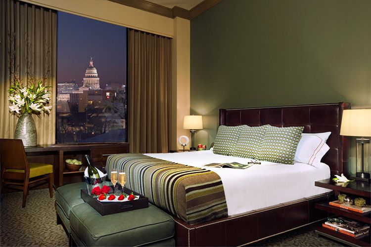 102_ATT_UT_PRESIDENTIAL_SUITE_BED_RM_750x500.jpg