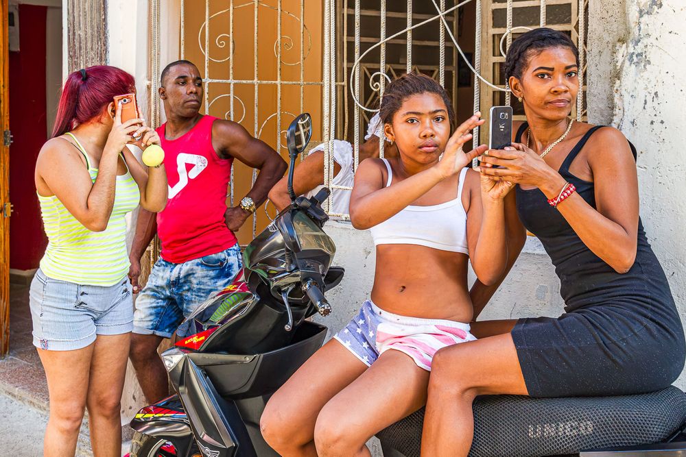 cuba_street_cell_phones.jpg