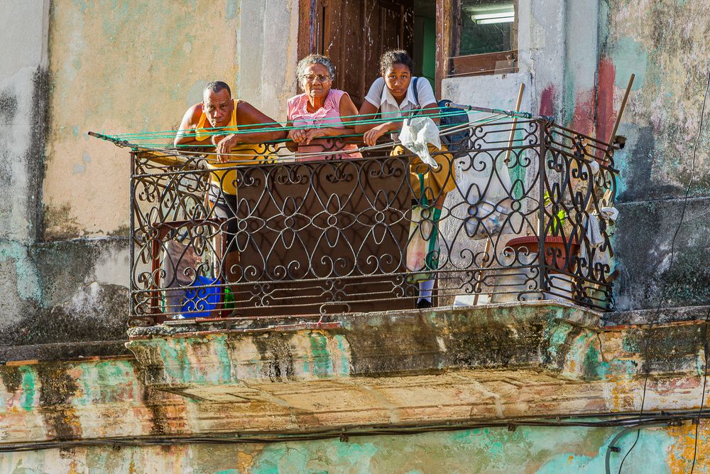 cuba_three_generations_on_balcony.jpg