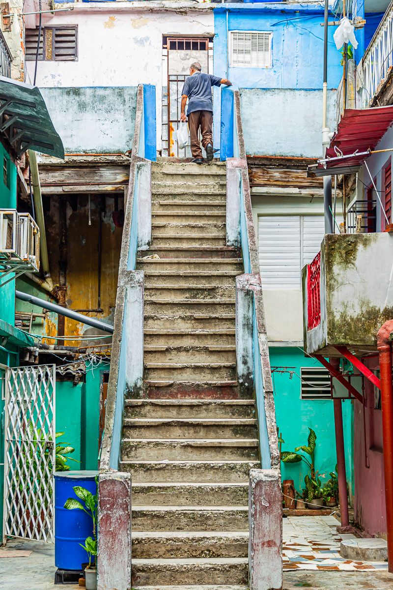 cuba_street_man_on_stairs.jpg