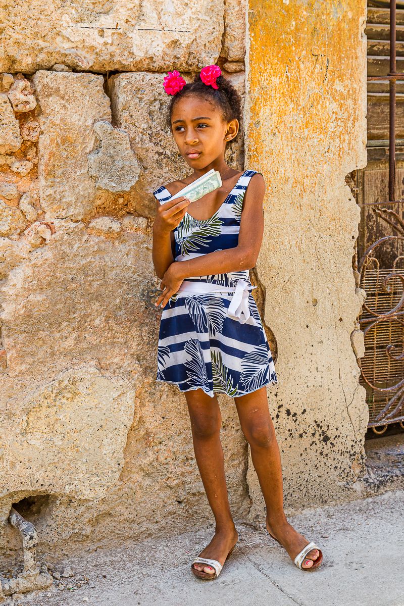 cuba_little_girl_with_money.jpg