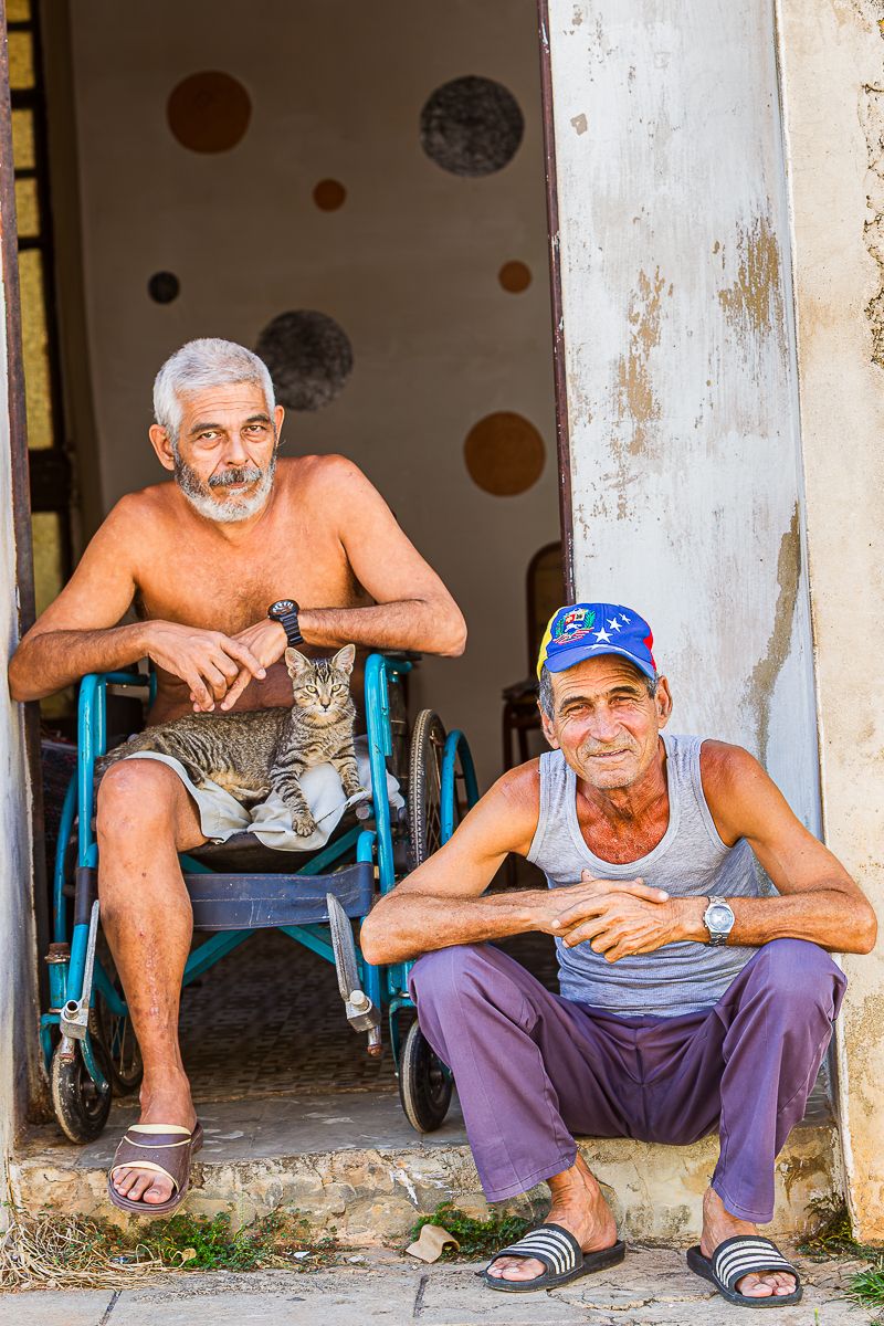 cuba_two_men_with_cat.jpg