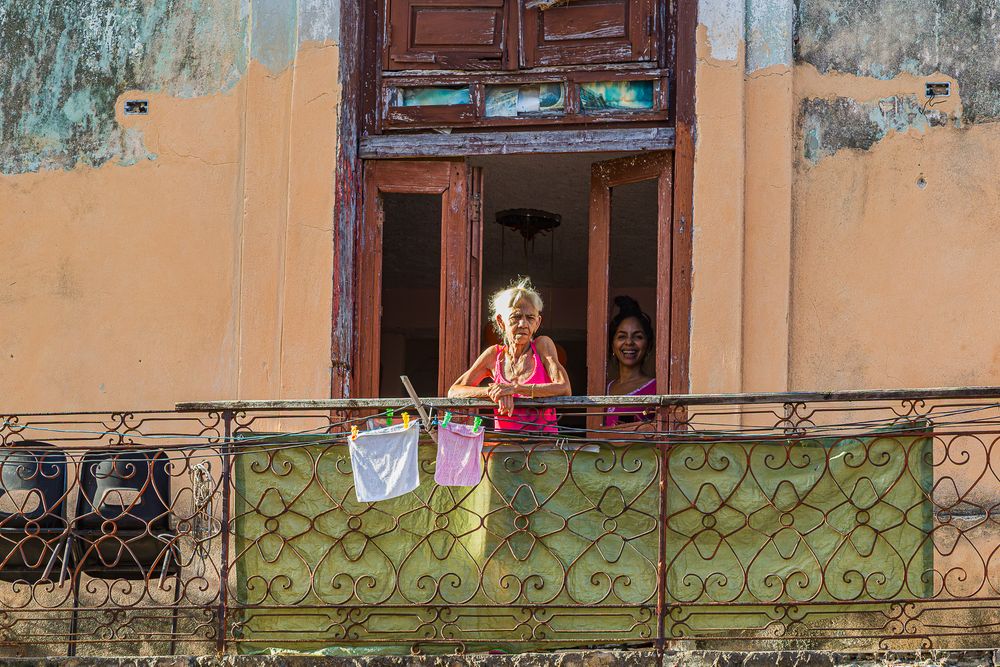 cuba_old_woman_on_balcony_with_daughter.jpg