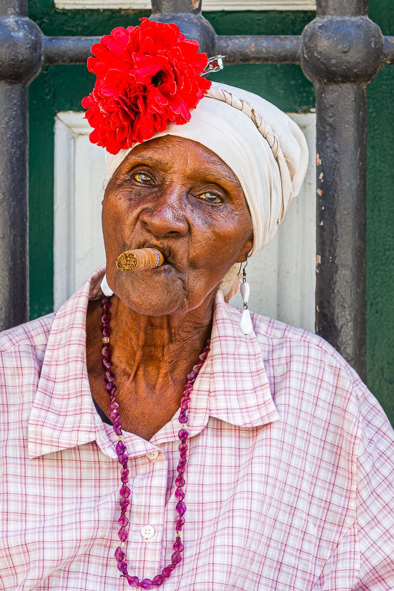 cuba_cigar_lady.jpg