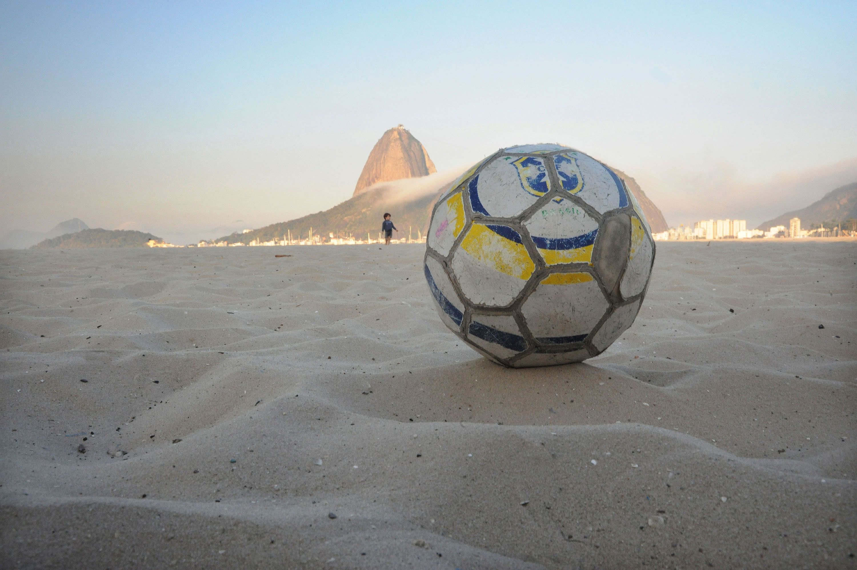 01 Beach Soccer of Rio by Andre Cypriano.jpg