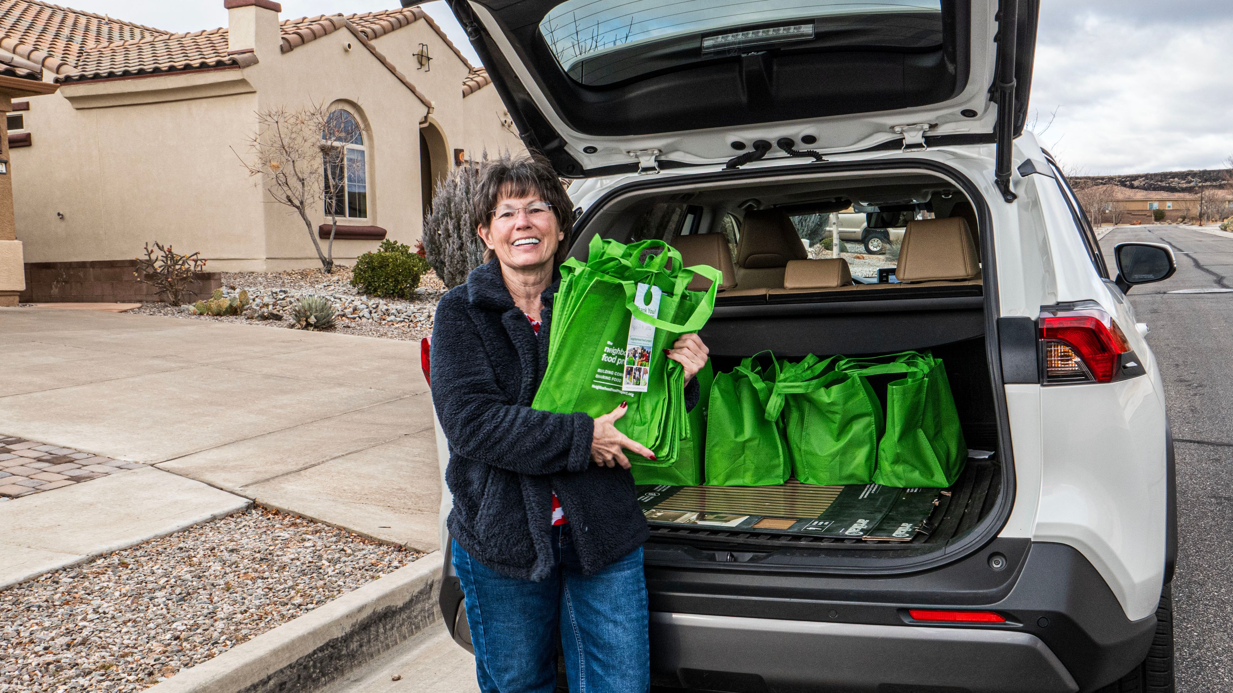 Coordinator Tena Jones picking up green bags on Bear Lake Way. 21. L1000411-2 pp pp .jpg