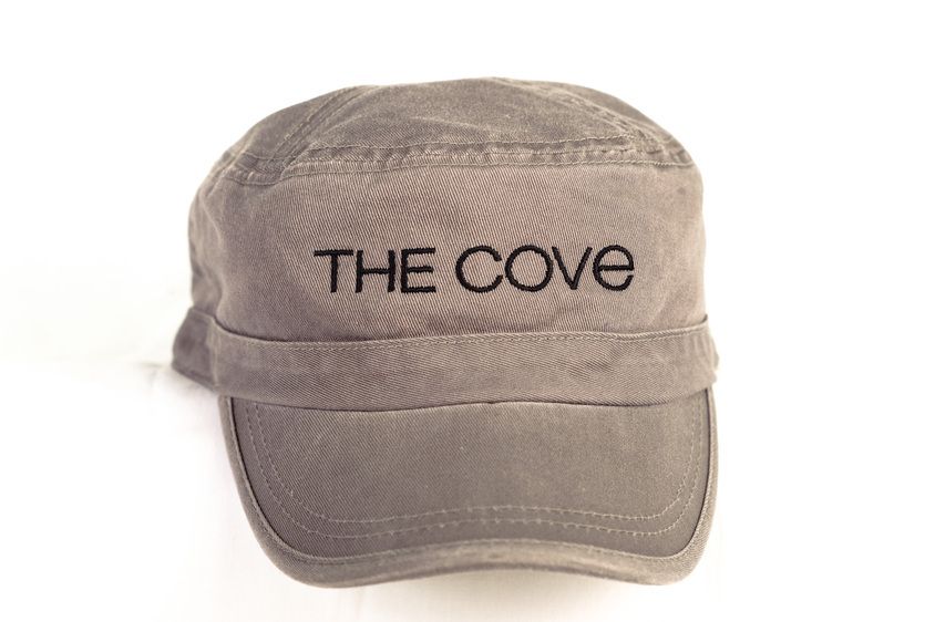 1r20100317_the_cove_movie_merchandise_dhf_2034