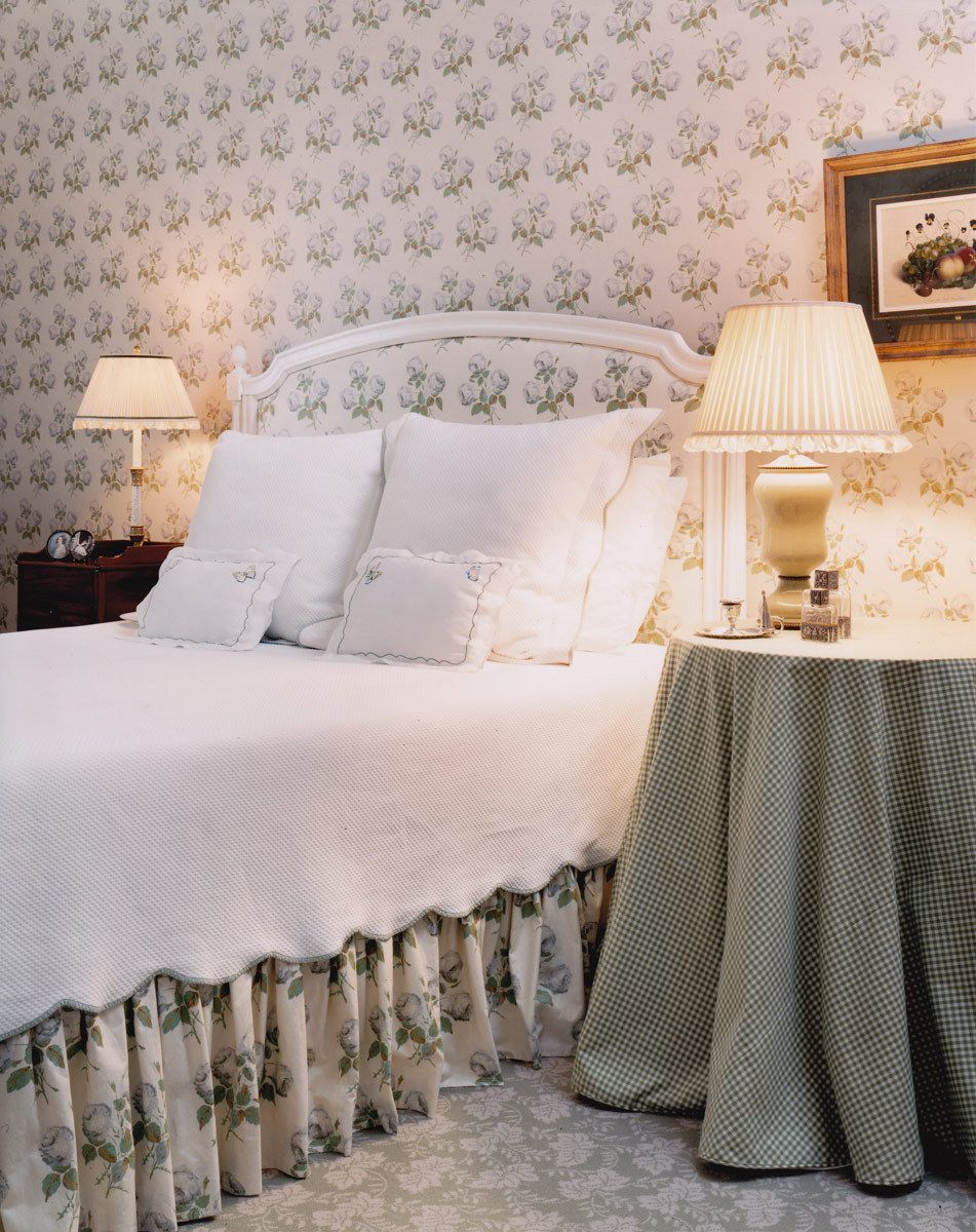 In a Rosario Candela building, this renovation restored the apartment prewar grandeur while creating new rooms for family life from the original servant's quarters.  Carefully proportioned architectural details compliment the distinctive interior furnishings.  The renovation was completed in 1996, and further work was implemented in 2010 for the same client. Park Avenue Apartment