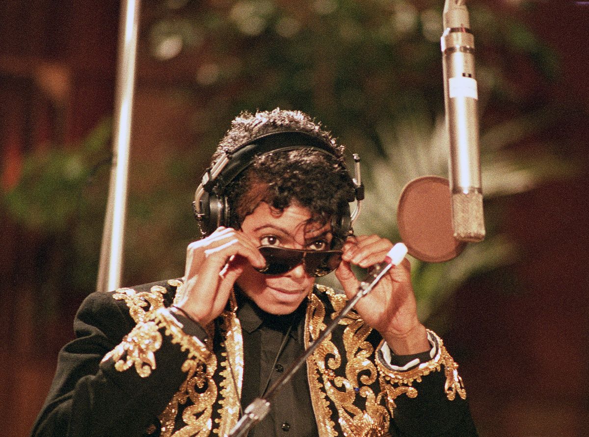  Michael Jackson at Mic