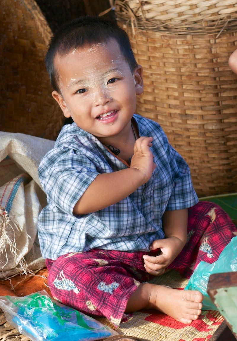 1_psh2259_inle_floating_market_child.jpg