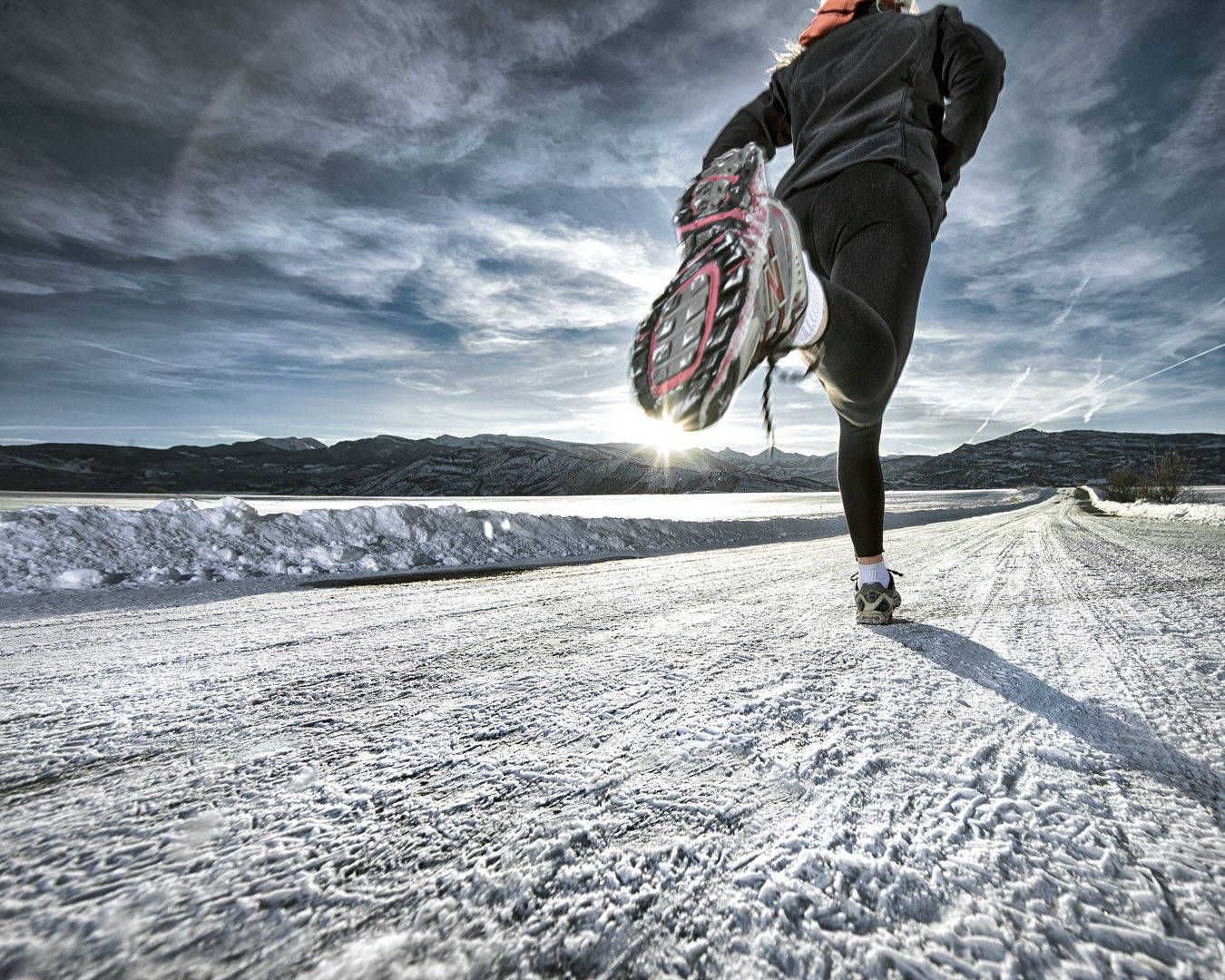 New running. Бежит зимой. Зимний бег. Зимний бег в горах. Спорт мотивация зима.