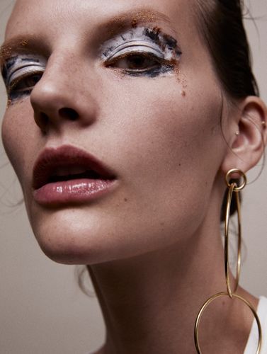 Sara Beauty Book by Linda Gradin Makeup