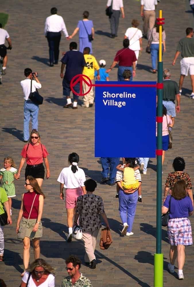 1sp_lb_sign_w_people