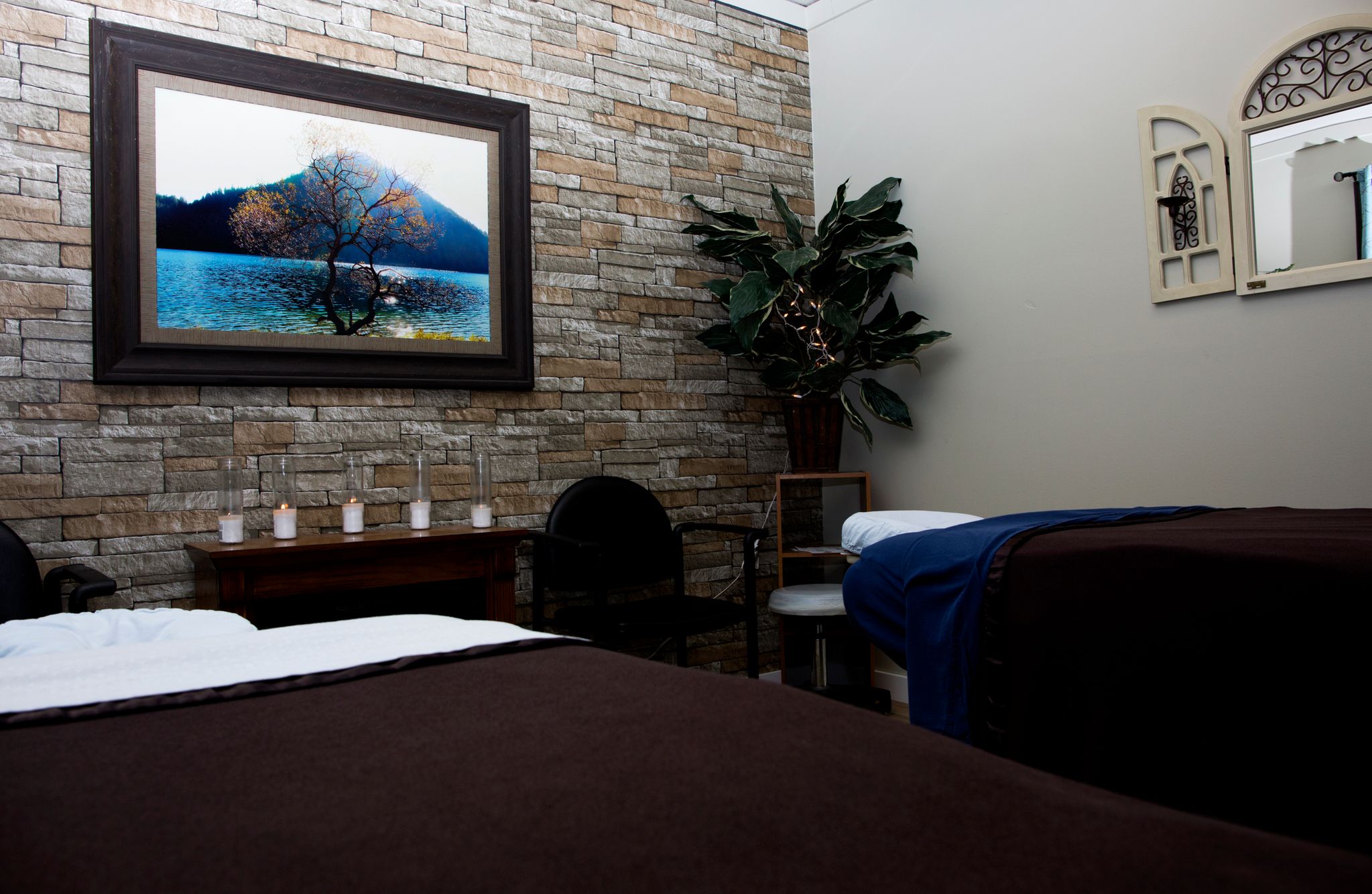 Our relaxing couples massage room. Enjoy a one hour swedish or deep tissue couples massage with your loved one! 058A5414.jpg