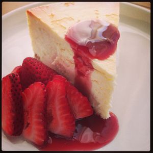 Cheesacake and strawberries