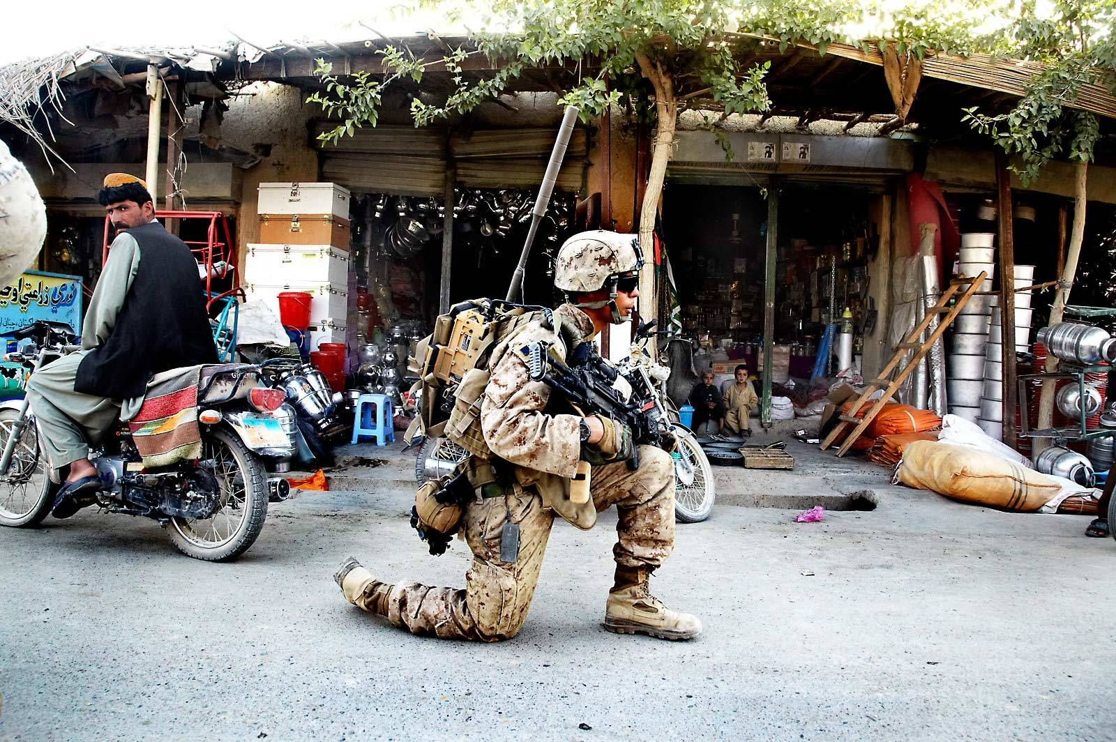 1marine_on_patrol_afghanistan_garm_ser