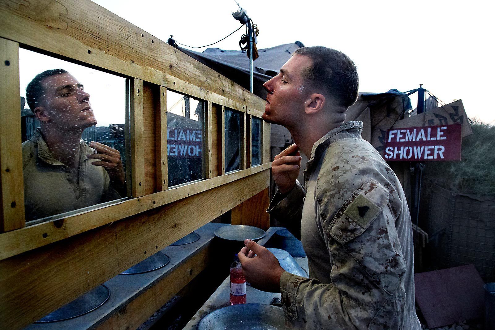 1marine_shaving_afghanistan_delhi