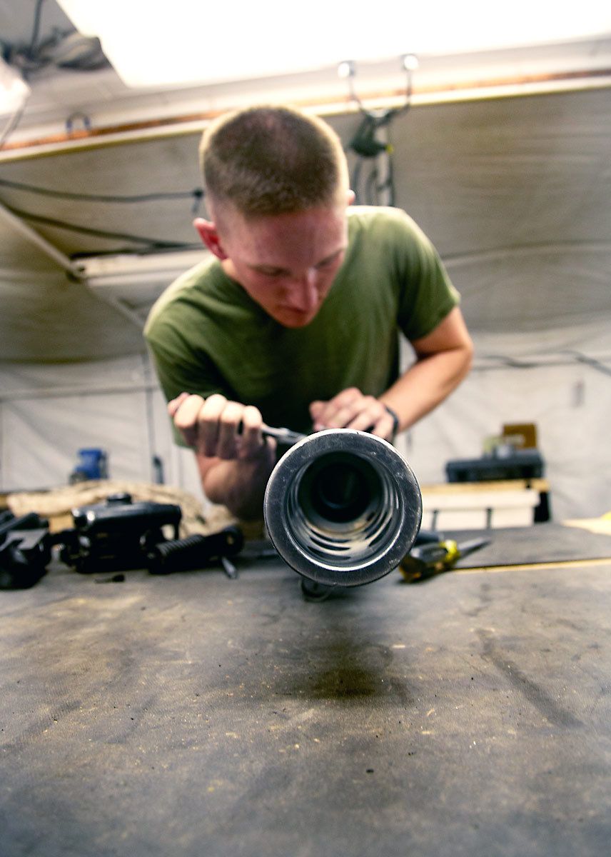 1marine_weapons_repair_4