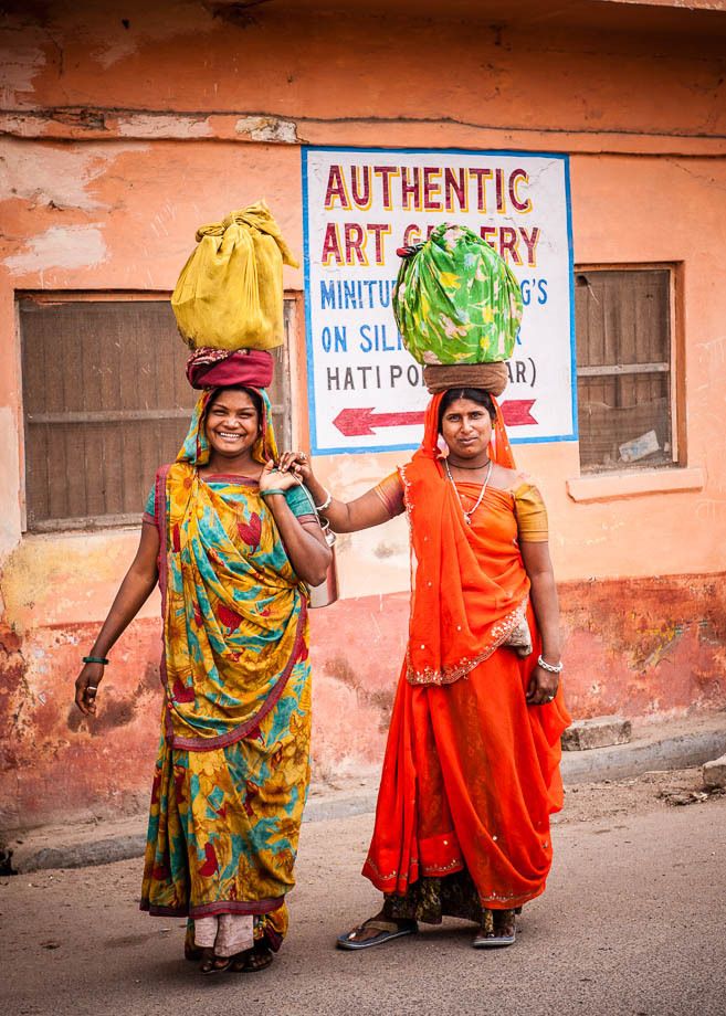 1woman_walking_with_groceries_on_head_udaipur_india_02
