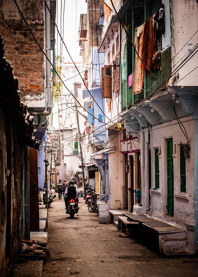 1colorful_street_with_motorcycle_udaipur_india