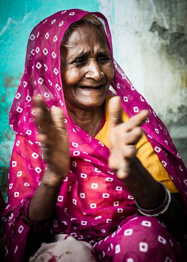 1old_woman_in_purple_clapping_udaipur_india_01