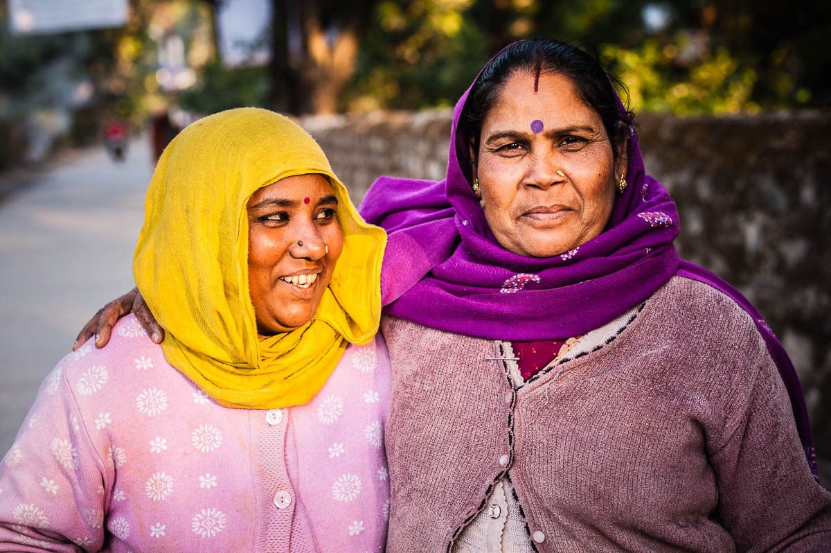 1street_sweepers_in_purple_lakshman_jhula_india