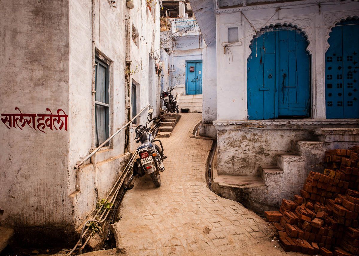 1street_with_blue_doors_udaipur_india