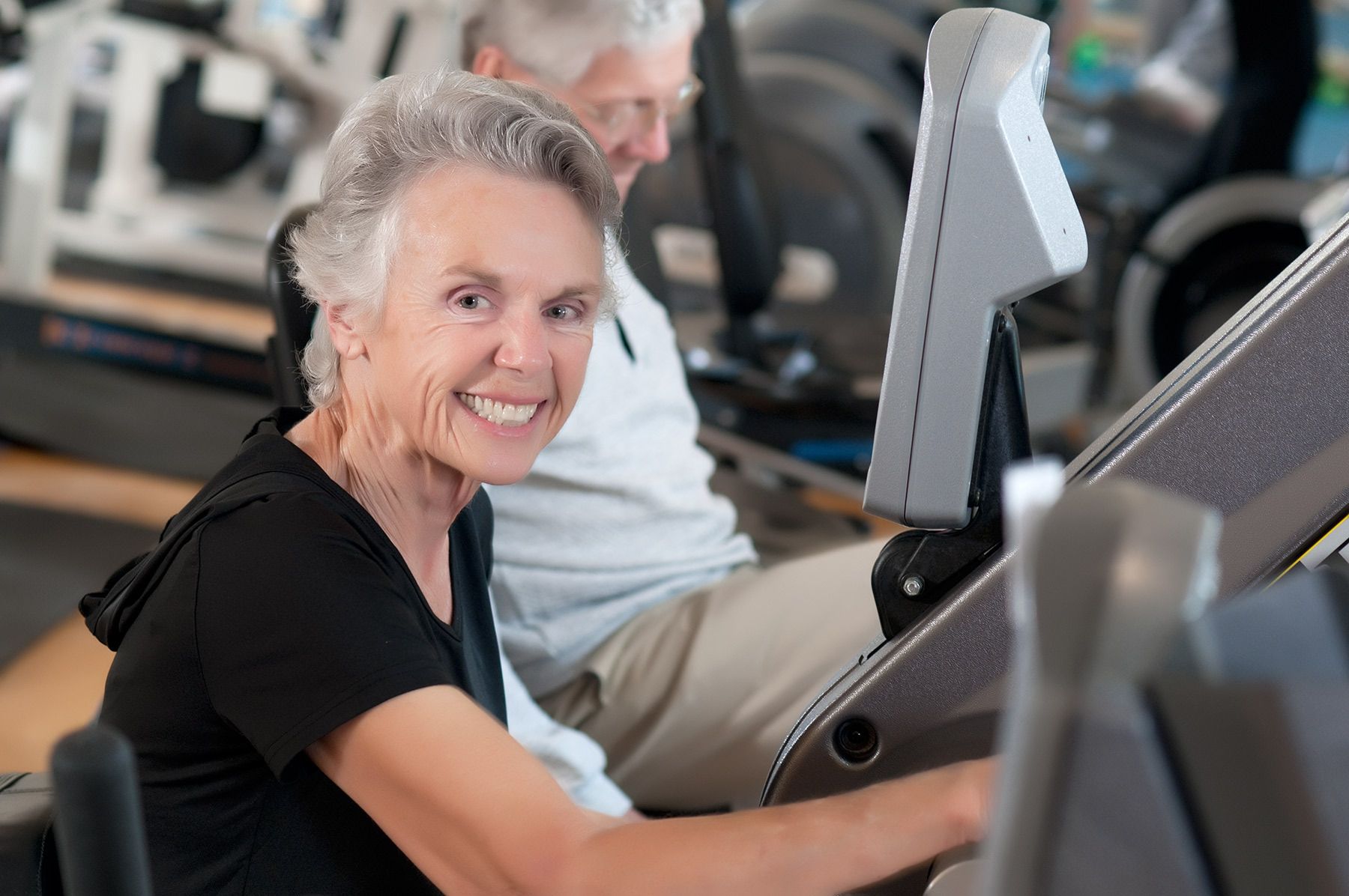 1_scs0901seniorcouple_in_gym