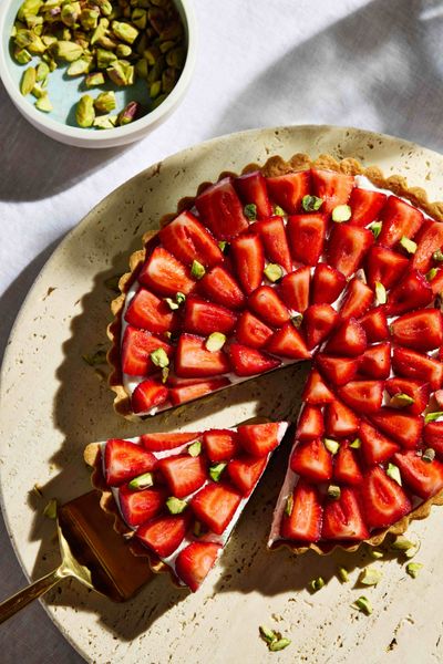 Summer dessert | Strawberry tart | Outdoor dining | Alfresco | Amy Paliwoda prop stylist