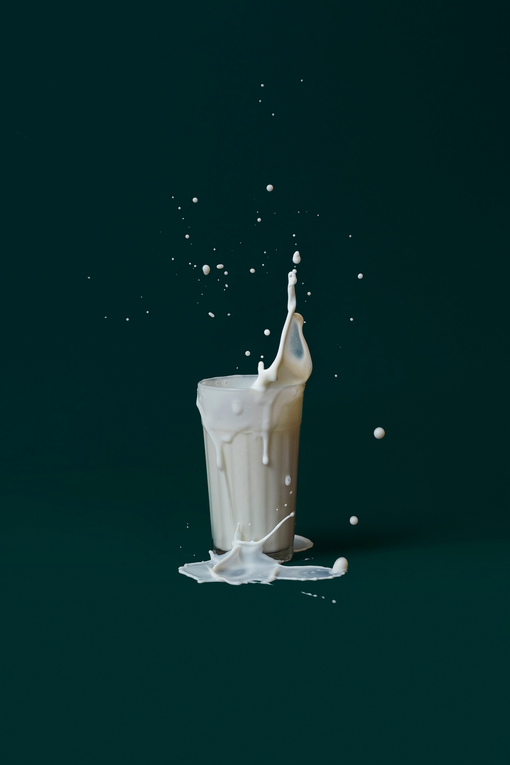liquid photography, splattered milk, using contrast in food photography, liquid in motion, Fluid motion, capture motion