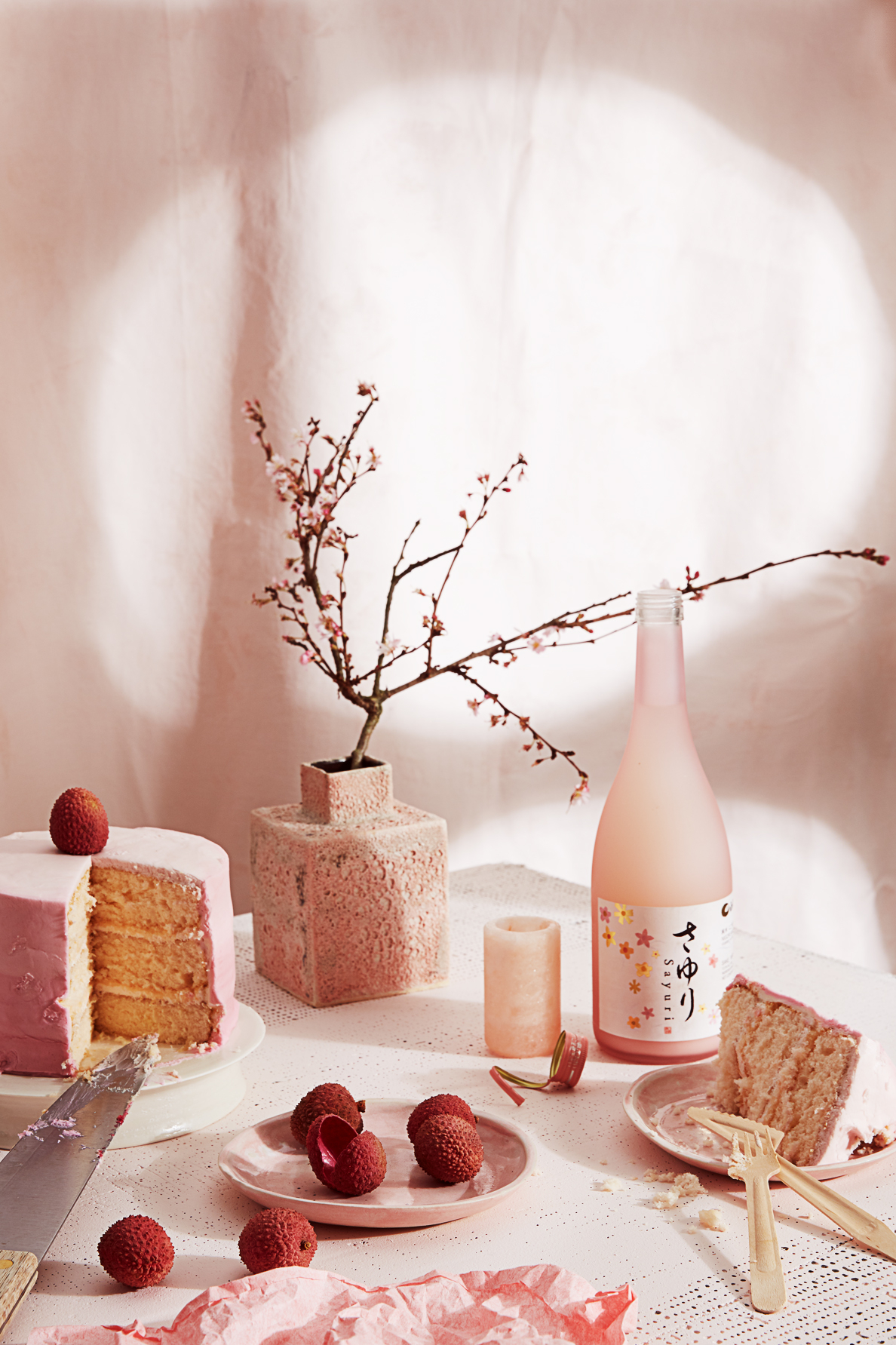 Pink sake and cake with berries 